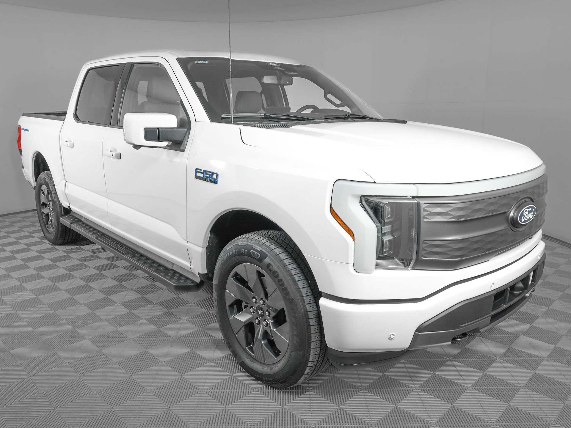 Used 2025 Ford F150 Lightning Lariat image 3