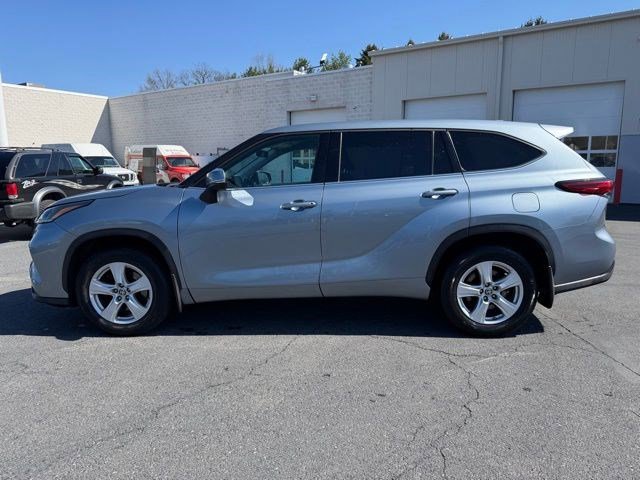 Used 2021 Toyota Highlander LE AWD/4WD image 2