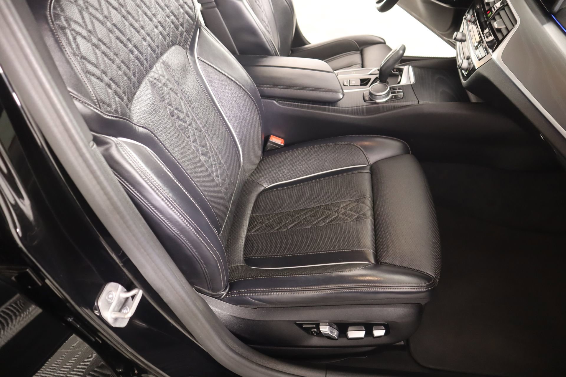 Used 2022 BMW 530i xDrive w/ Premium Package image 14