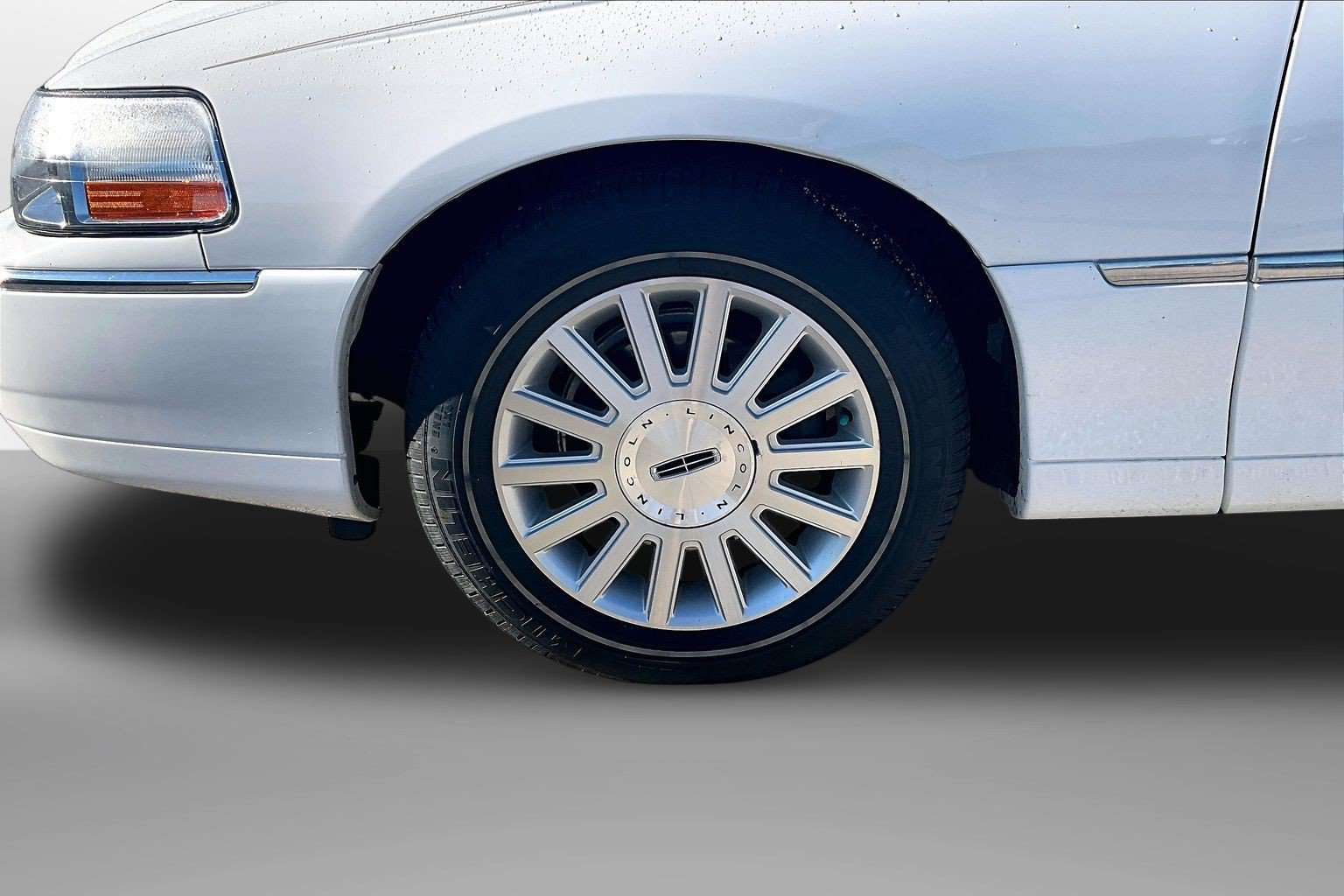 Used 2004 Lincoln Town Car Ultimate RWD image 3