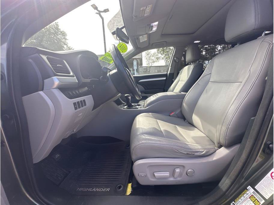 Used 2014 Toyota Highlander XLE AWD/4WD image 14