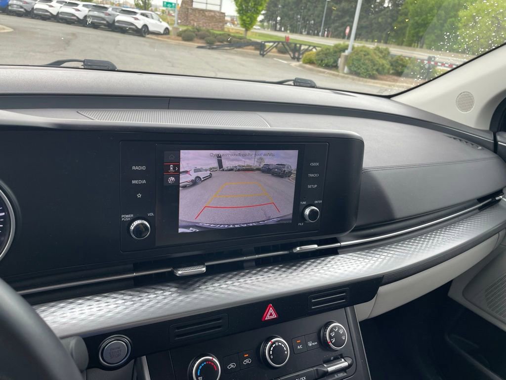 Used 2024 Kia Carnival LX image 17