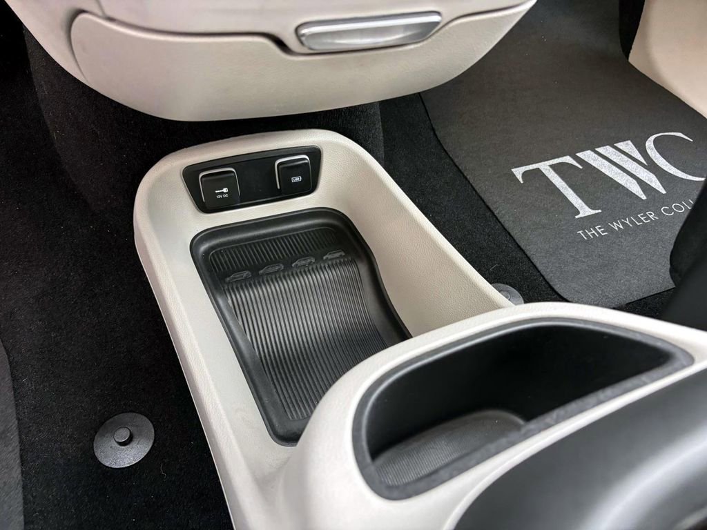 Used 2019 Chrysler Pacifica Limited w/ Advanced Safetytec Group image 24