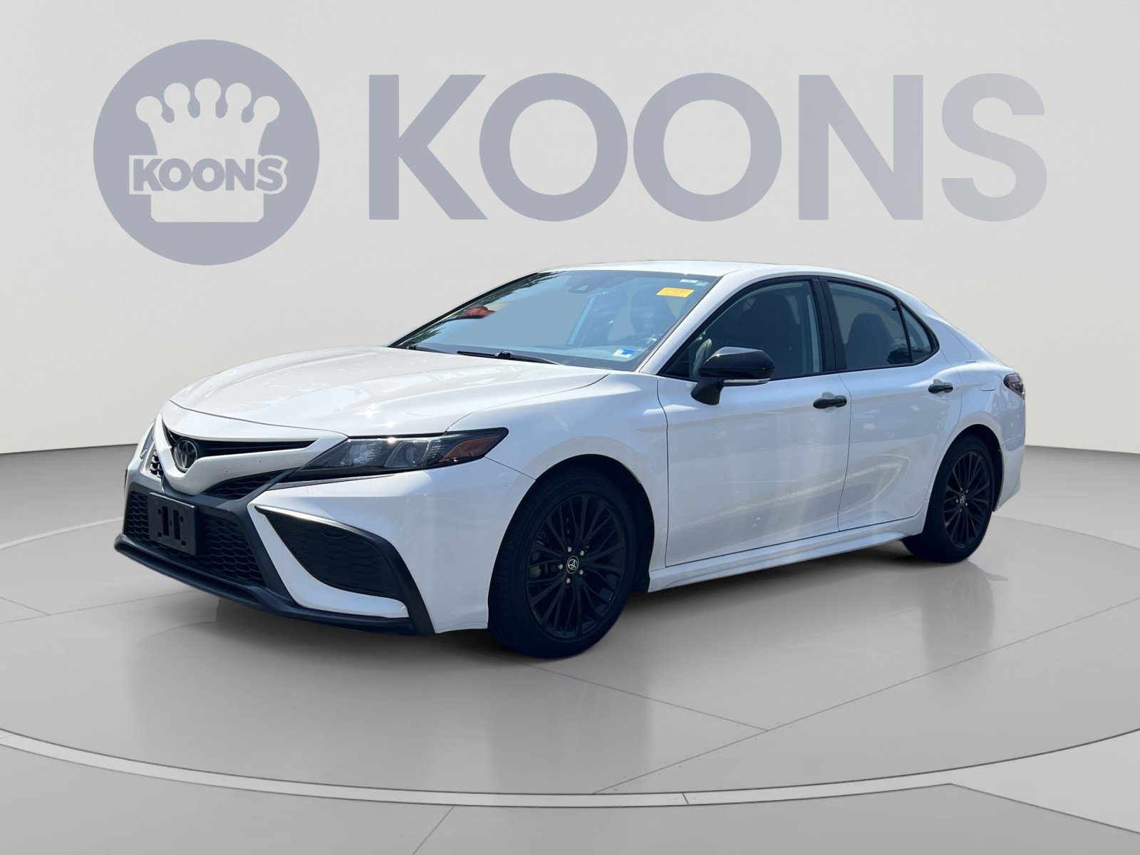 Used 2022 Toyota Camry SE FWD image 1
