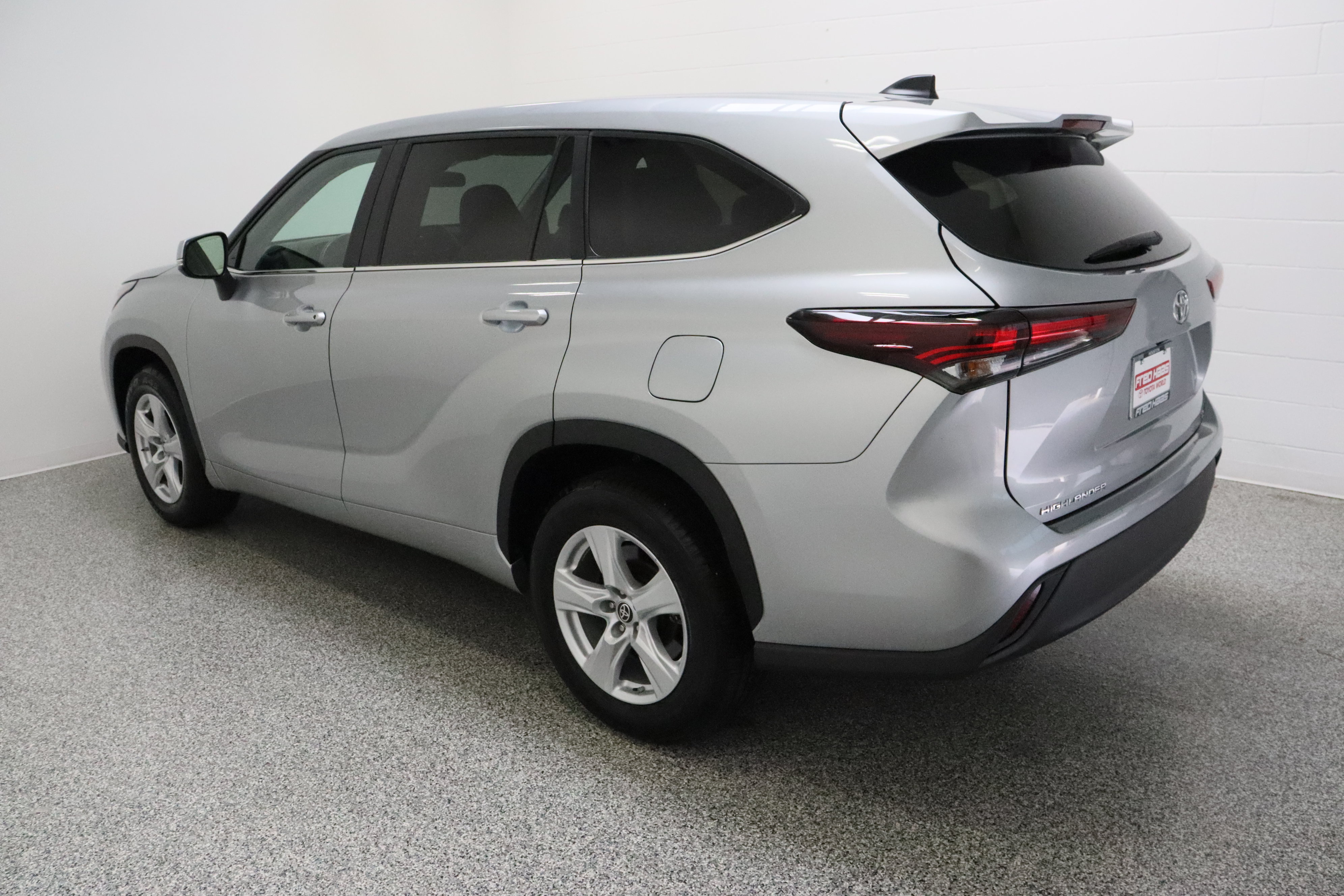 Certified 2025 Toyota Highlander LE FWD image 9