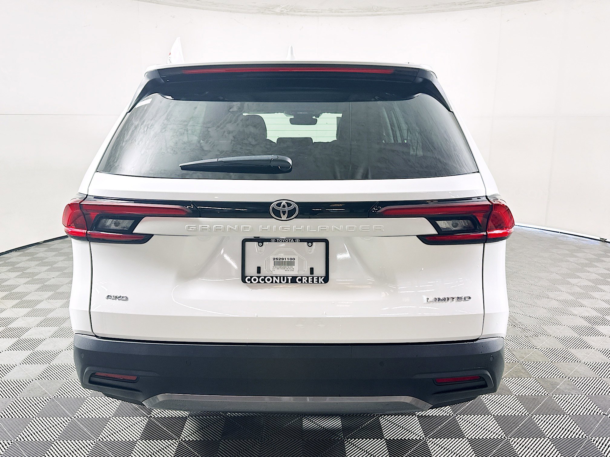 Used 2025 Toyota Grand Highlander AWD image 4