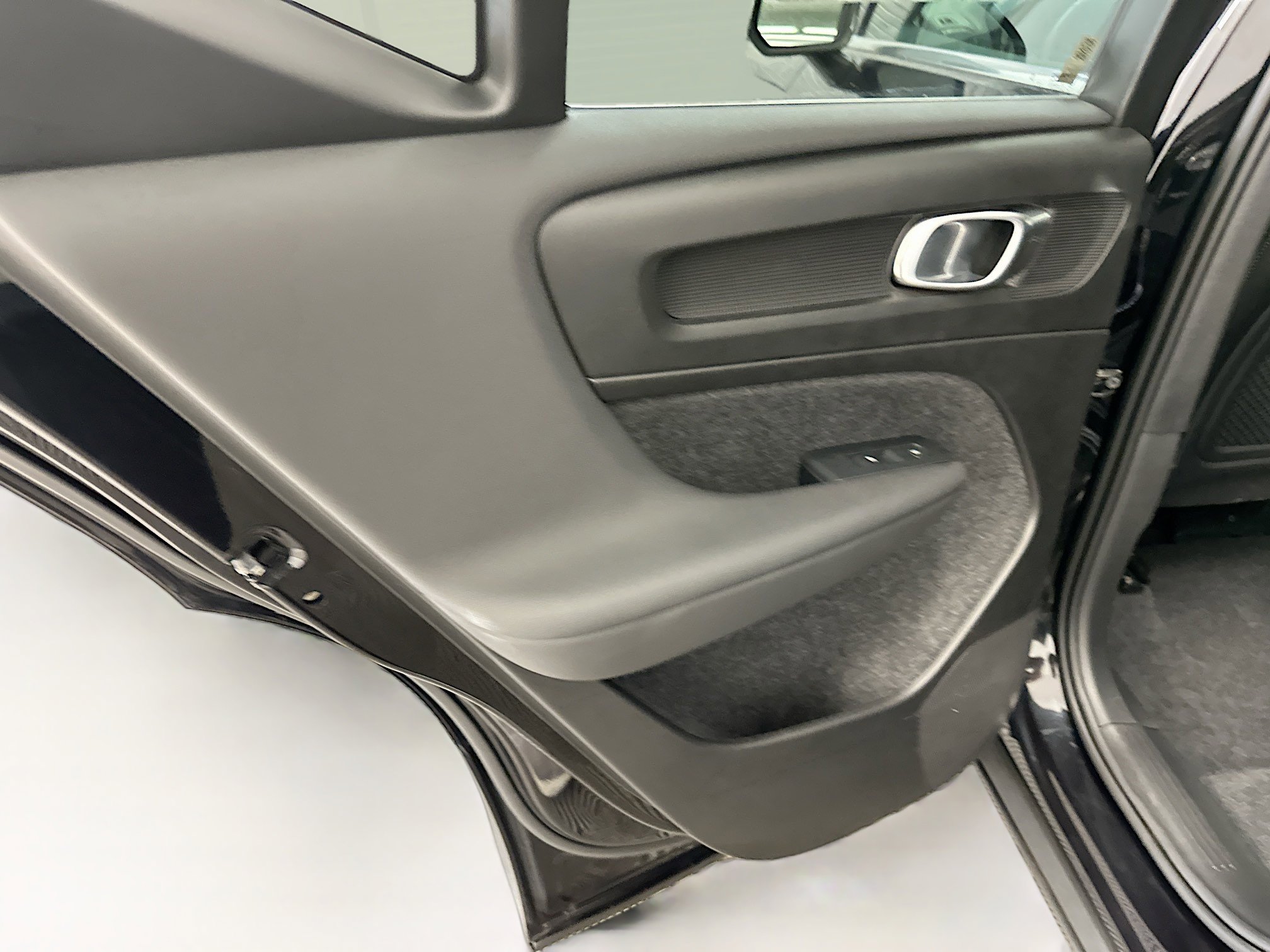 Used 2025 Volvo XC40 B5 Plus image 28