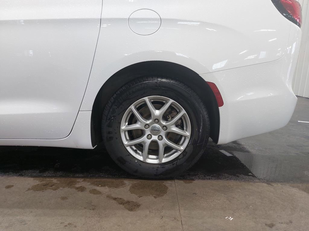 Used 2024 Chrysler Pacifica Touring-L FWD image 33