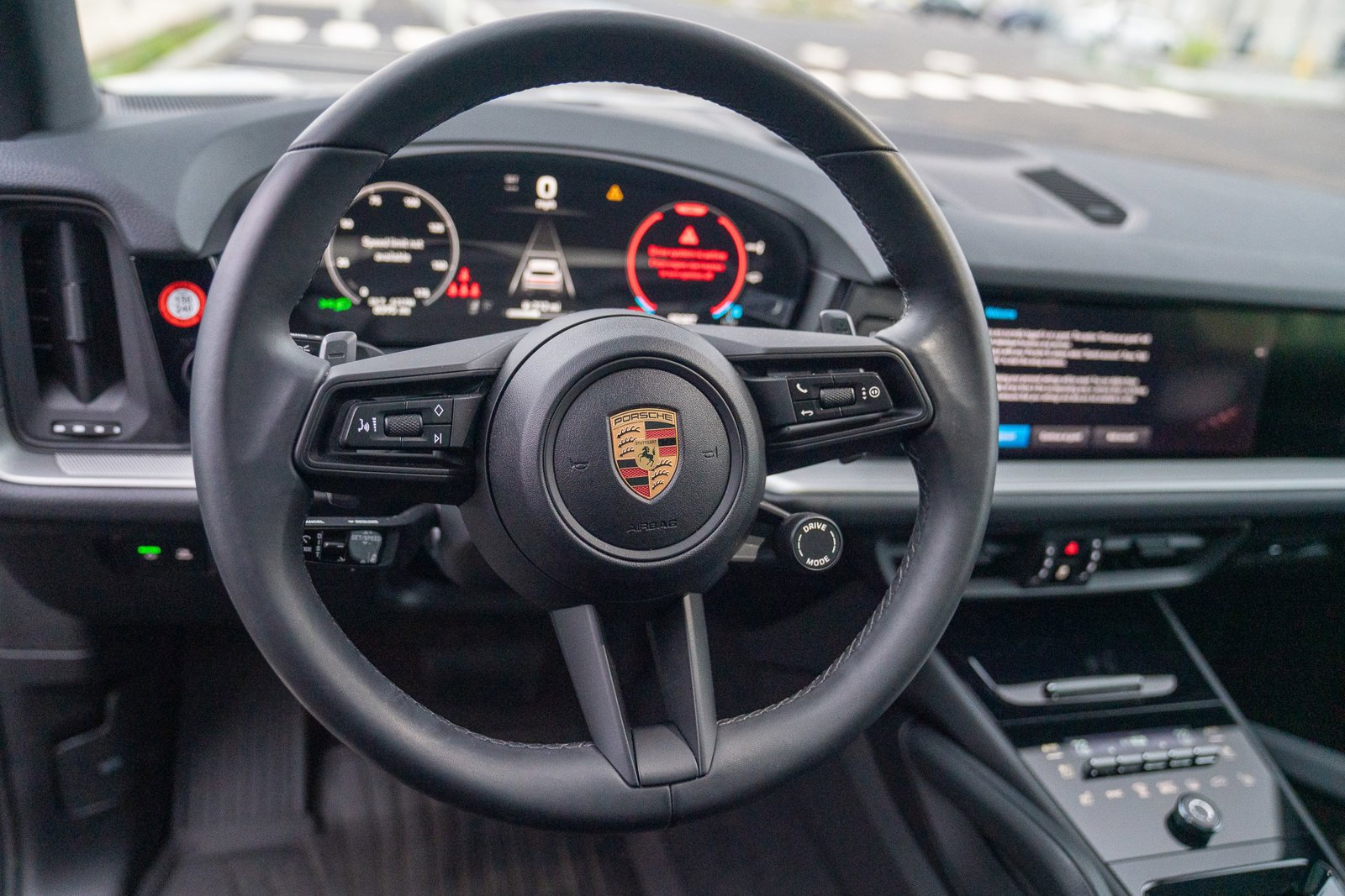 Used 2025 Porsche Cayenne image 13