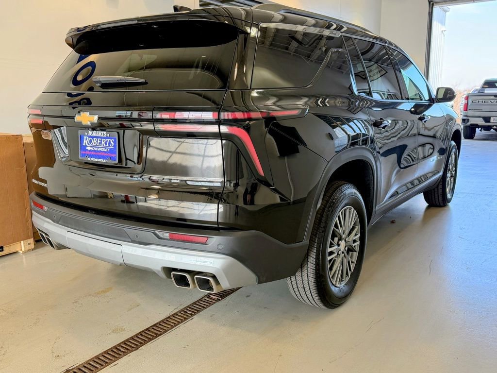 Used 2025 Chevrolet Traverse LT image 3