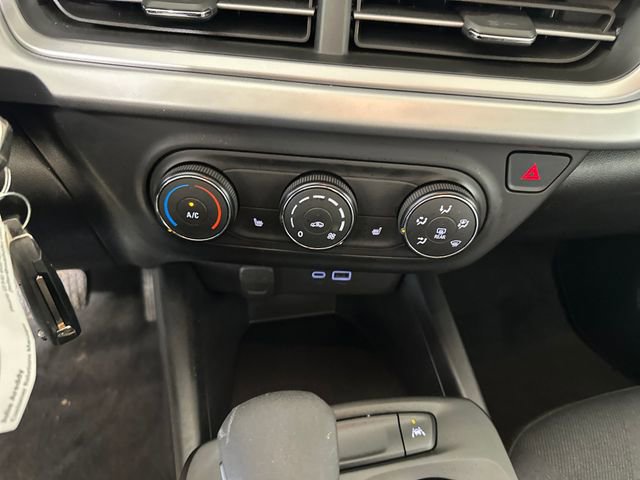 Used 2025 Chevrolet Trax RS w/ Sunroof Package image 23