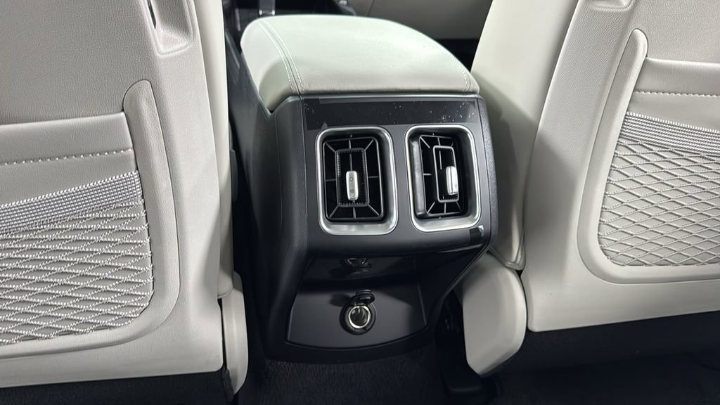 Used 2025 Kia Sorento S image 32