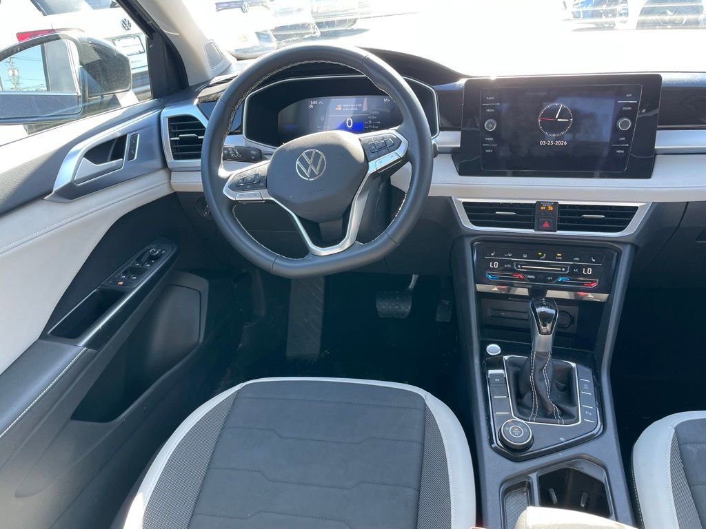 Certified 2025 Volkswagen Taos SE w/ Panoramic Sunroof Package image 8