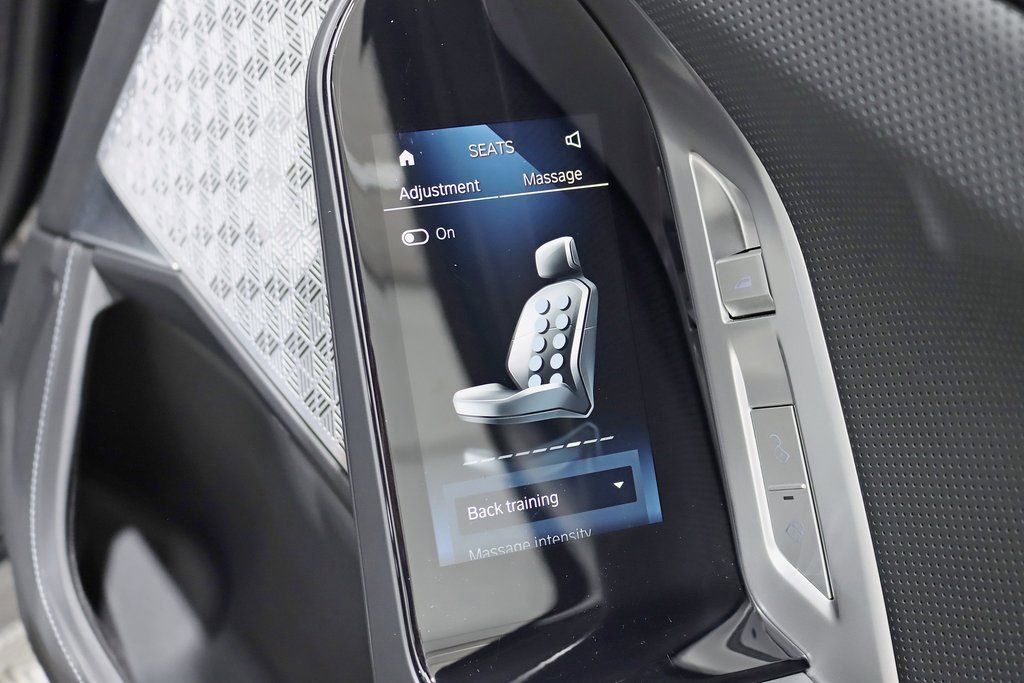 Used 2023 BMW 760i xDrive image 44