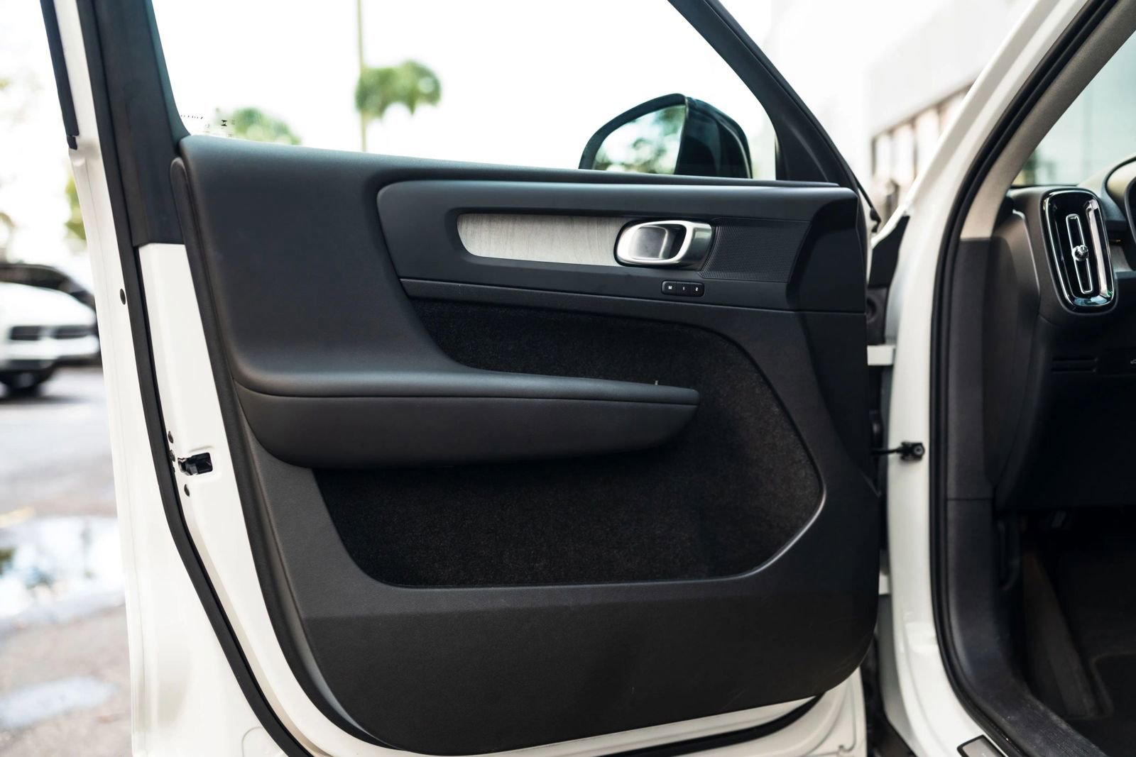 Used 2025 Volvo XC40 B5 Plus w/ Protection Package Premier image 23