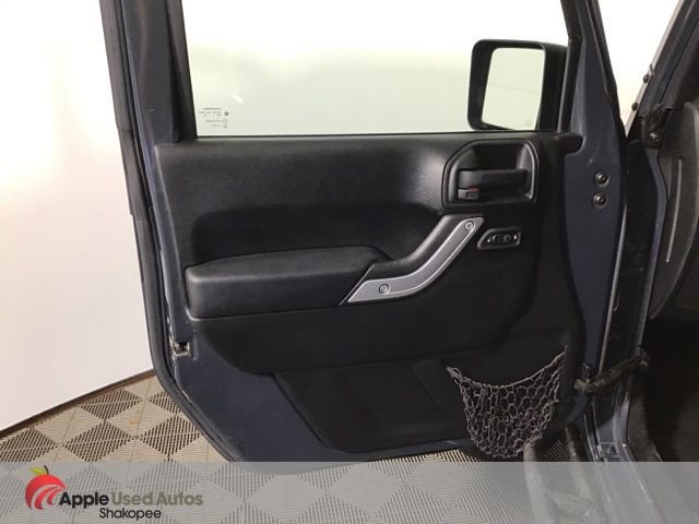 Used 2016 Jeep Wrangler Unlimited Sahara w/ Connectivity Group image 9