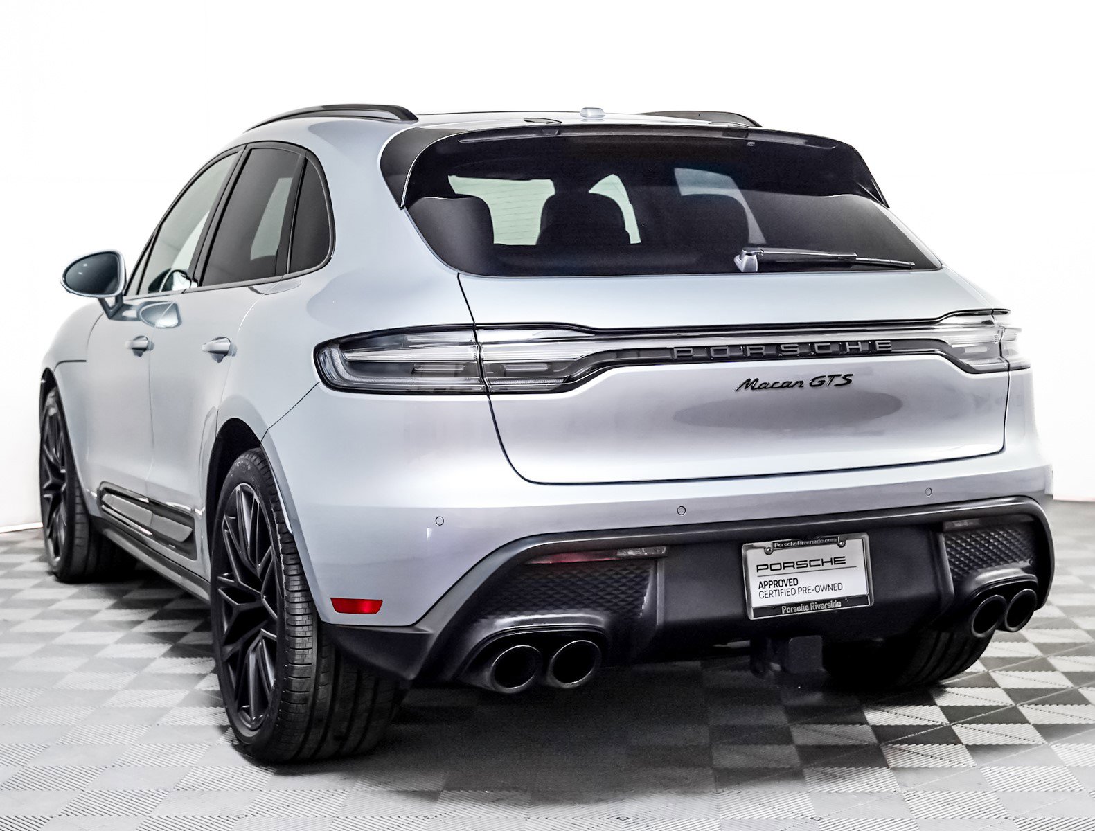 Certified 2025 Porsche Macan GTS image 3