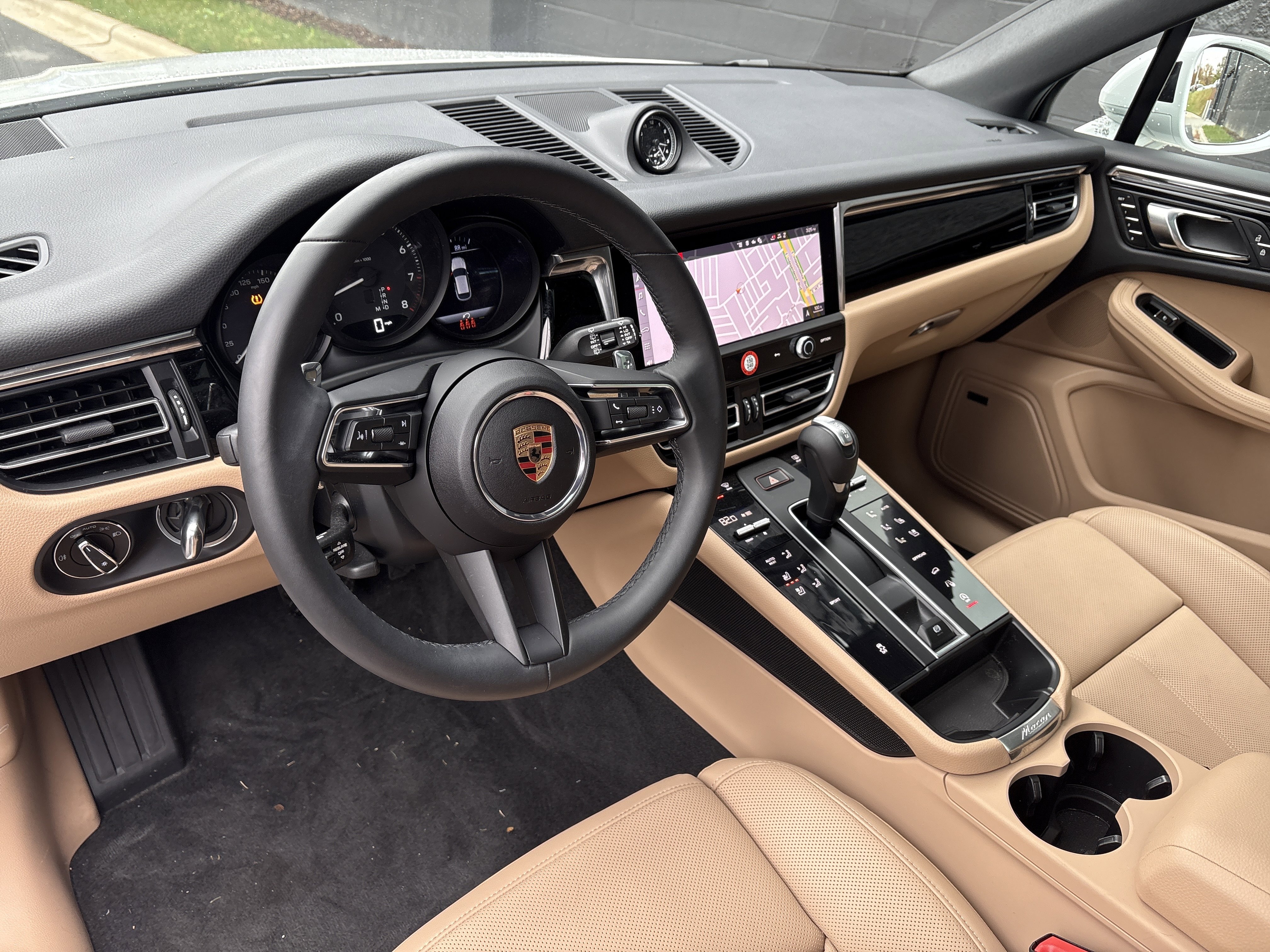 Certified 2025 Porsche Macan image 4
