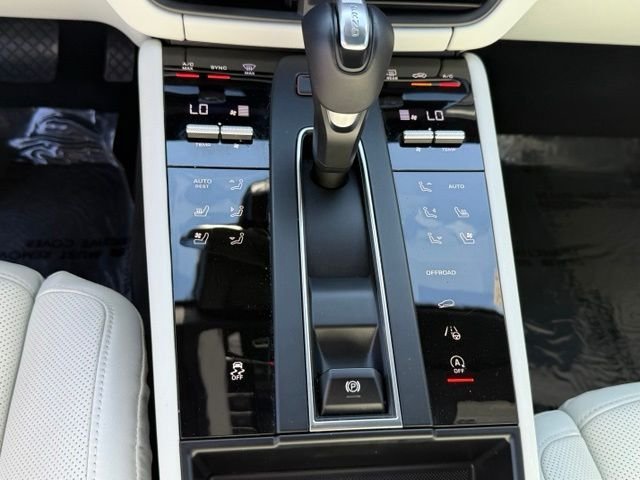 Used 2025 Porsche Macan AWD/4WD image 12