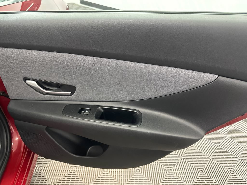 Used 2025 Hyundai Elantra Limited FWD image 17