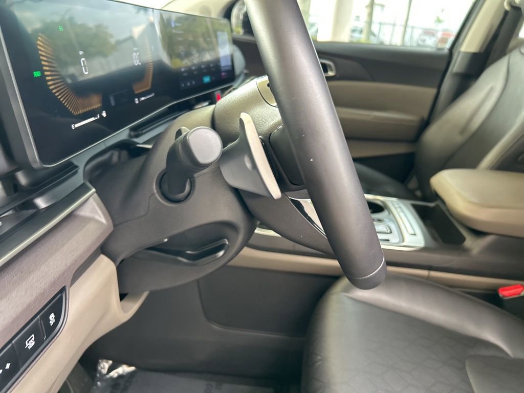 Used 2025 Kia Carnival EX image 57
