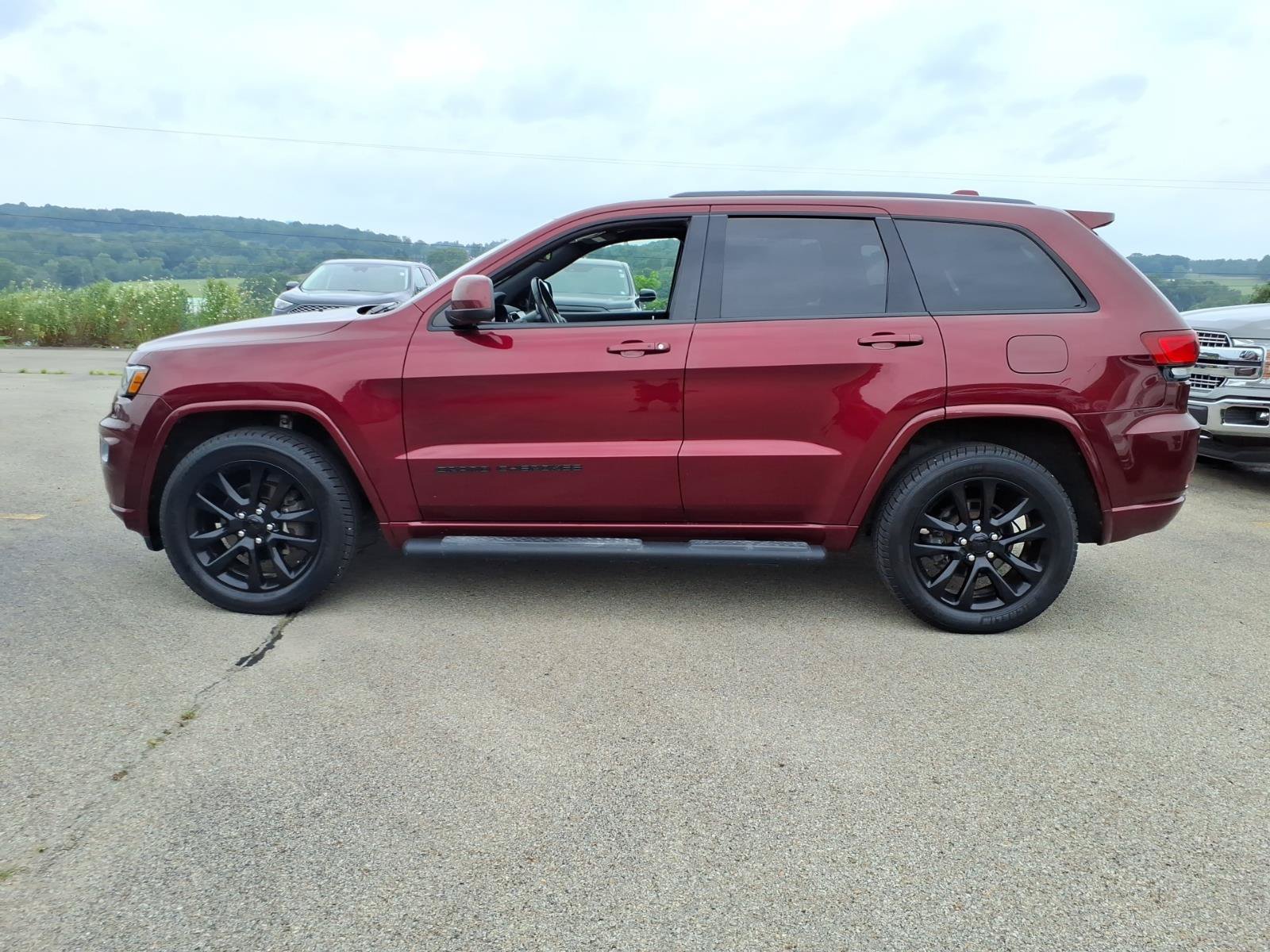 Used 2020 Jeep Grand Cherokee Altitude AWD/4WD image 5