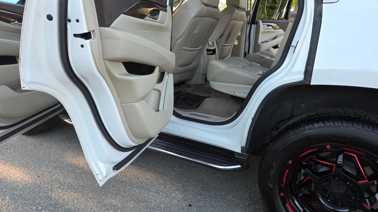 Used 2017 Cadillac Escalade Luxury AWD/4WD image 35