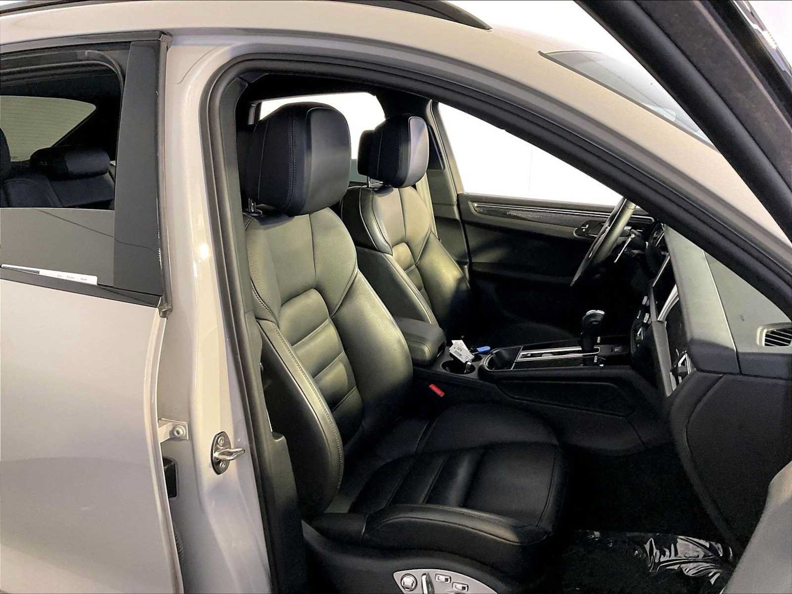 Certified 2024 Porsche Macan S AWD/4WD image 18