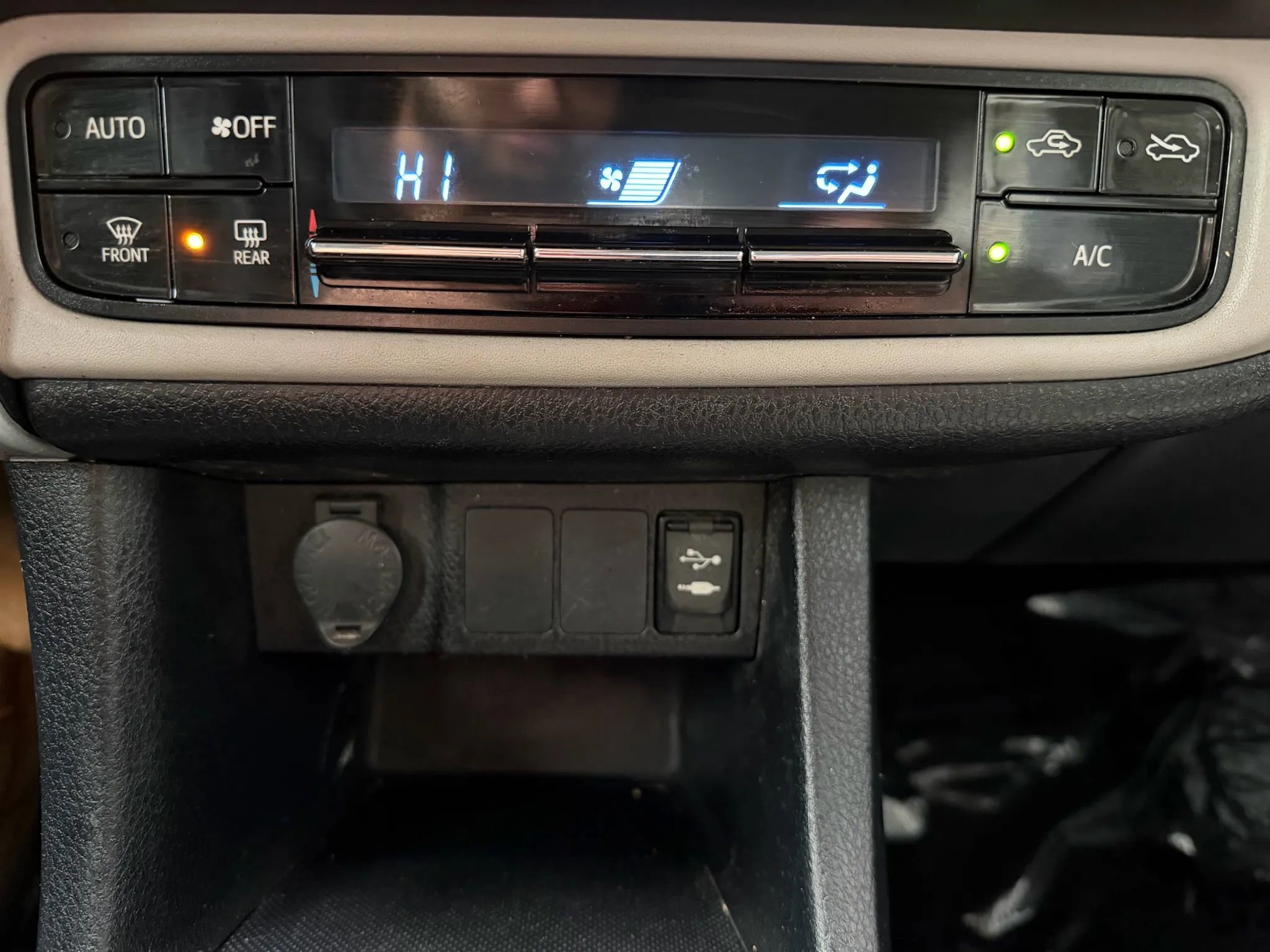 Used 2018 Toyota Corolla LE image 21