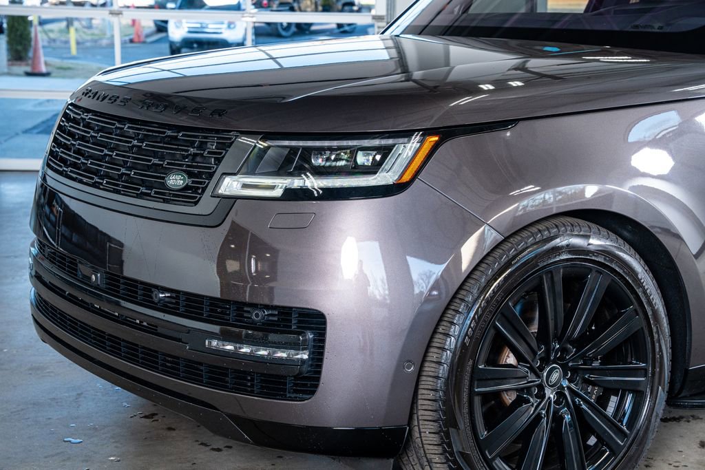 Used 2023 Land Rover Range Rover Long Wheelbase SE image 12