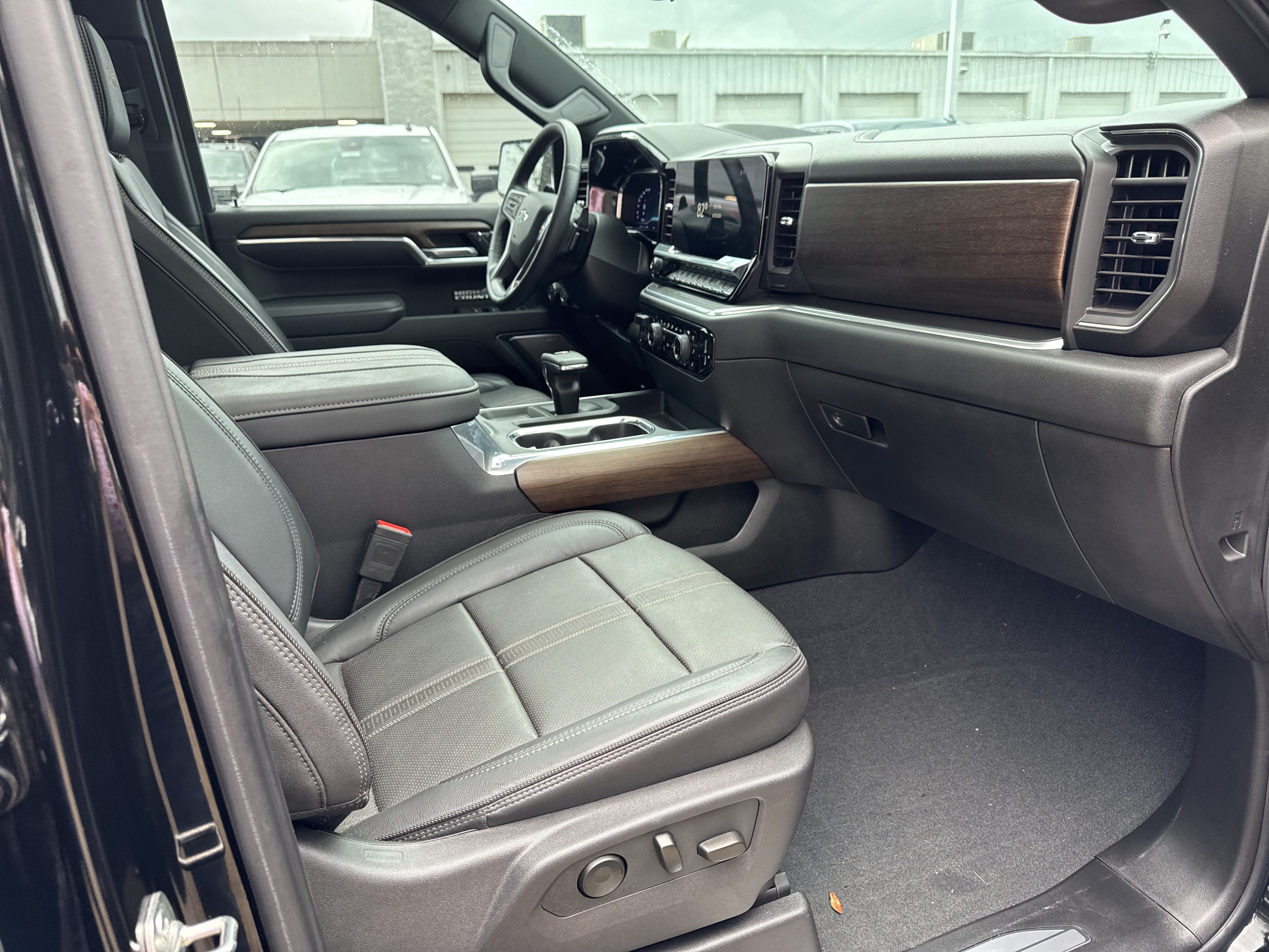 Used 2025 Chevrolet Silverado 1500 High Country w/ Midnight Edition RWD image 12