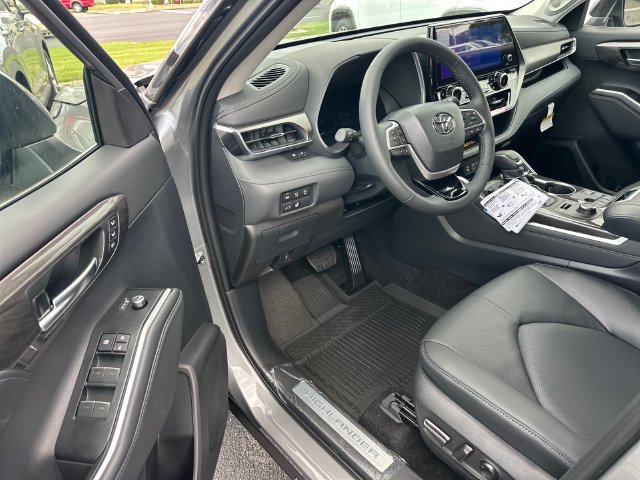 Used 2026 Toyota Highlander Limited AWD/4WD image 5