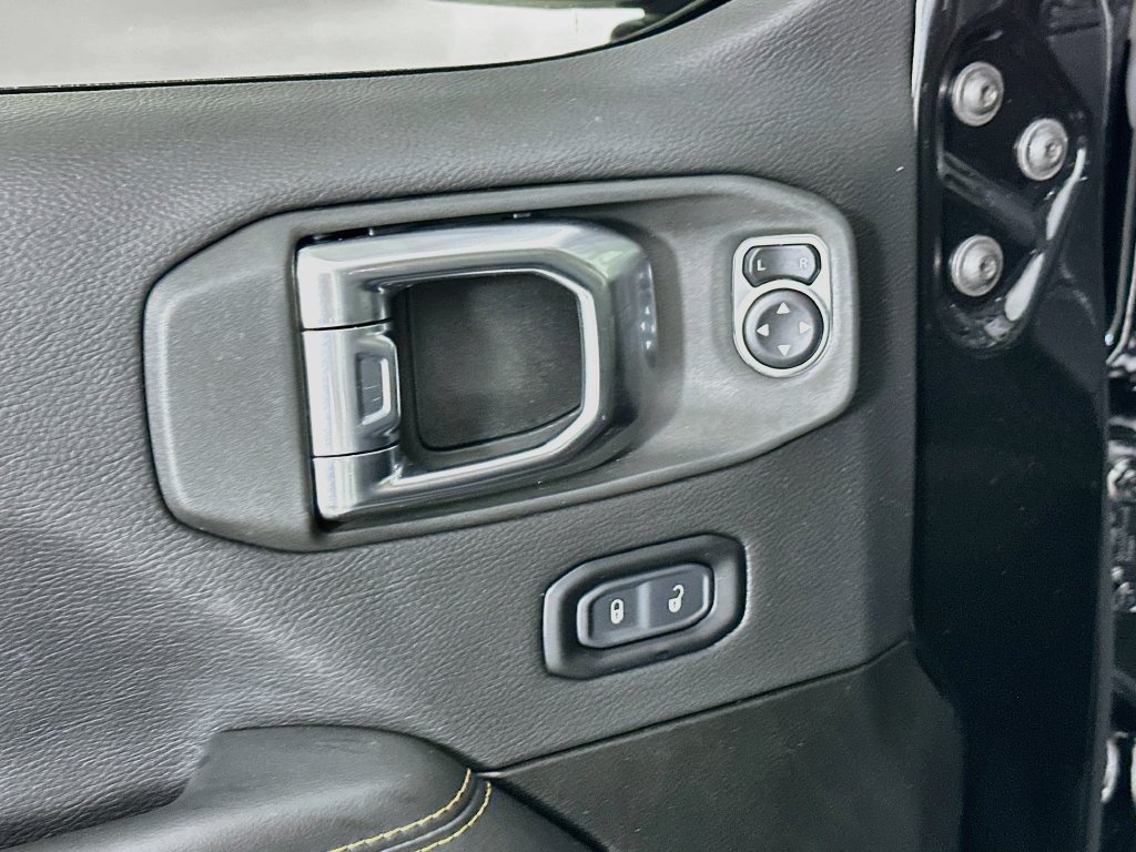Used 2025 Jeep Wrangler Unlimited Sahara AWD/4WD image 17
