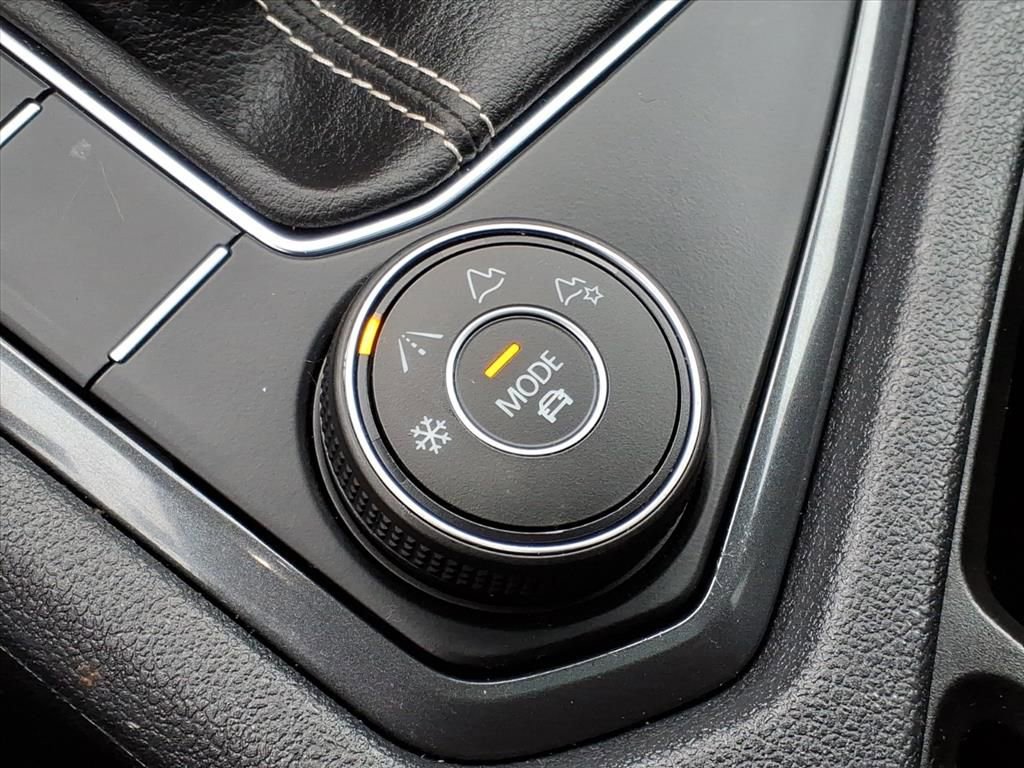 Used 2022 Volkswagen Tiguan SE w/ Panoramic Sunroof Package image 16