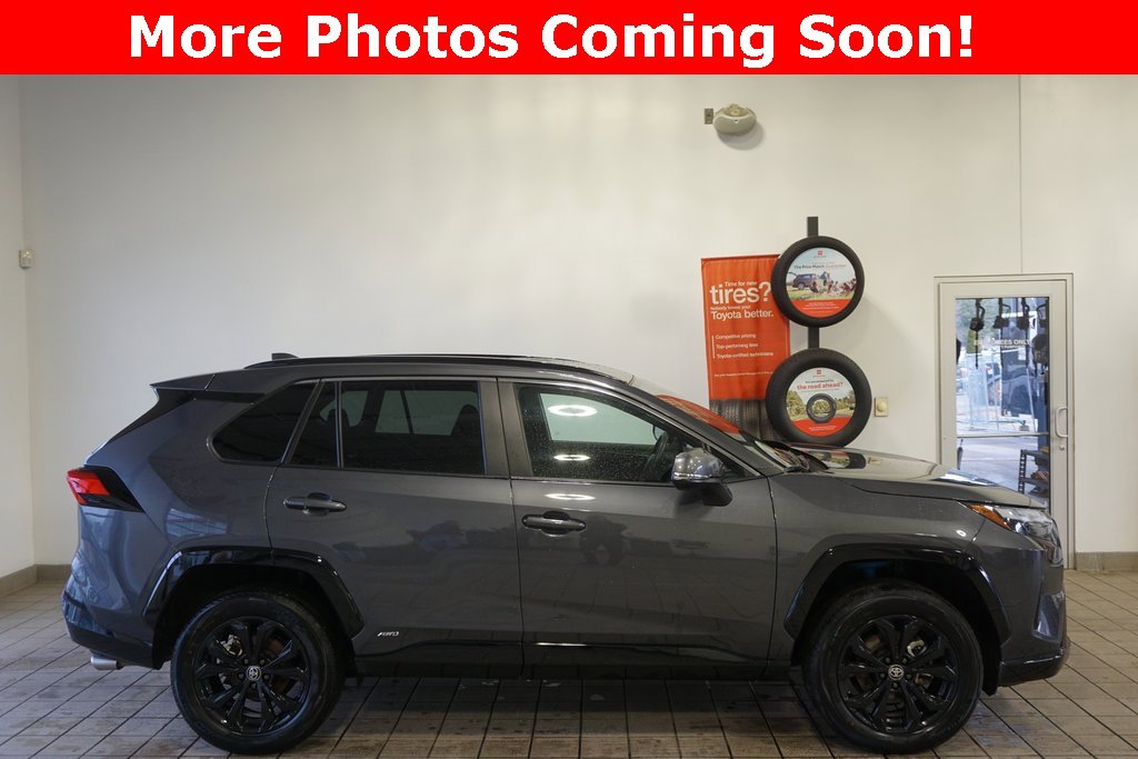 Used 2025 Toyota RAV4 SE image 2