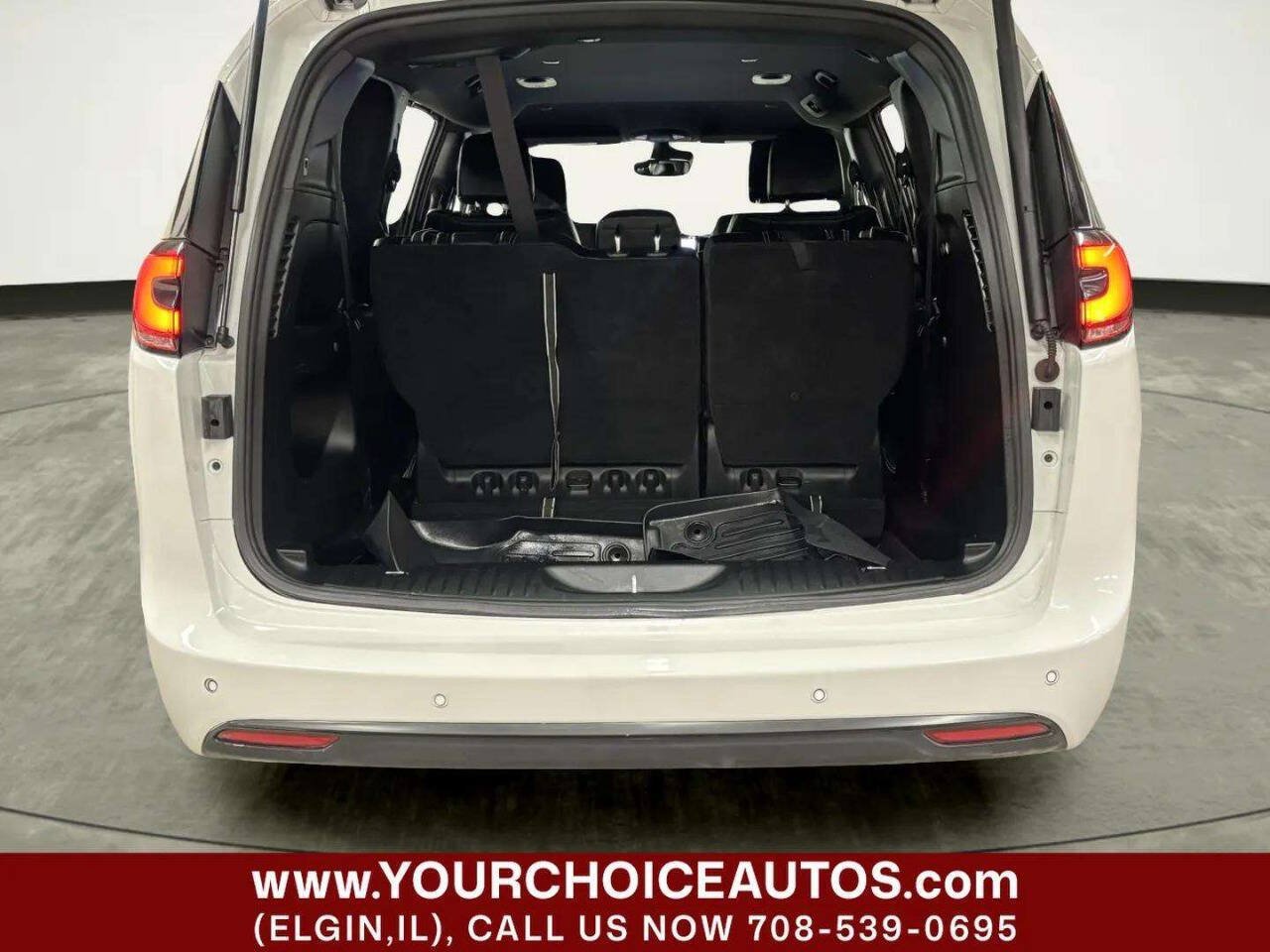 Used 2024 Chrysler Pacifica Touring-L w/ S Appearance Package FWD image 5