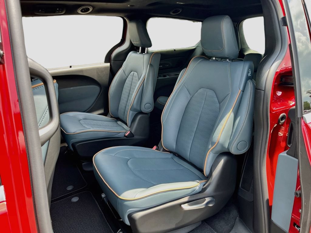 New 2027 Chrysler Pacifica Pinnacle w/ Theater Group FWD image 26