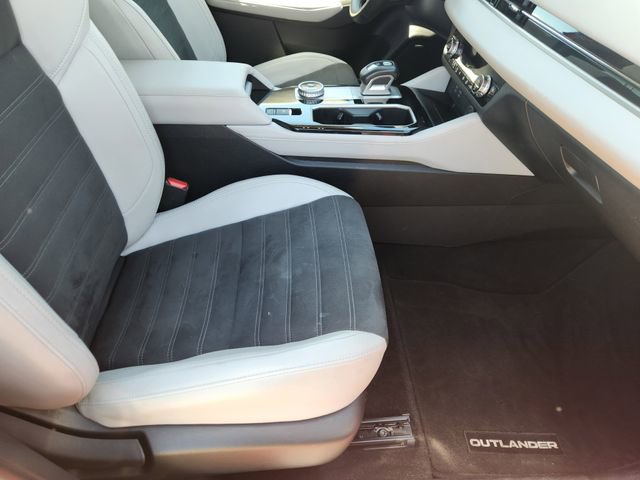Used 2025 Mitsubishi Outlander SE image 14