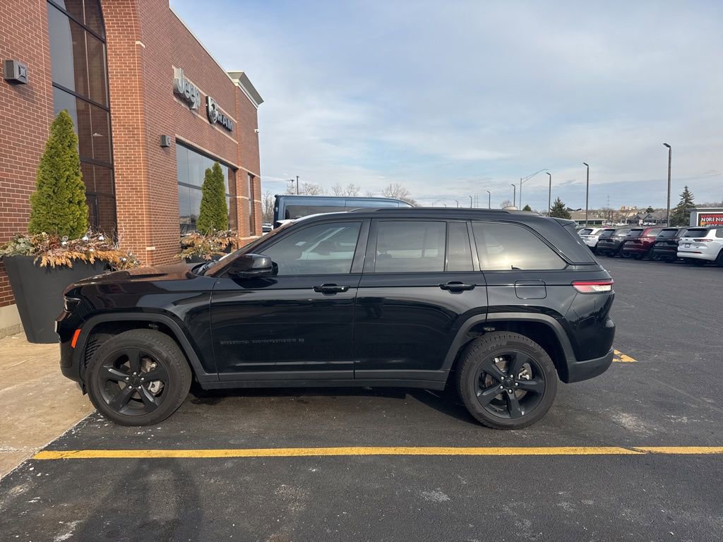 Used 2023 Jeep Grand Cherokee Altitude image 14