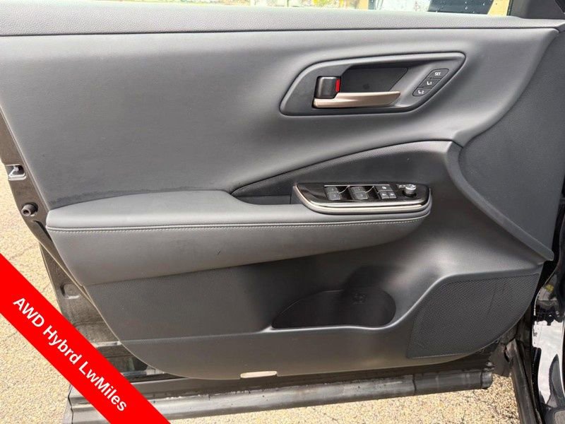 Used 2025 Toyota Crown Platinum AWD/4WD image 19