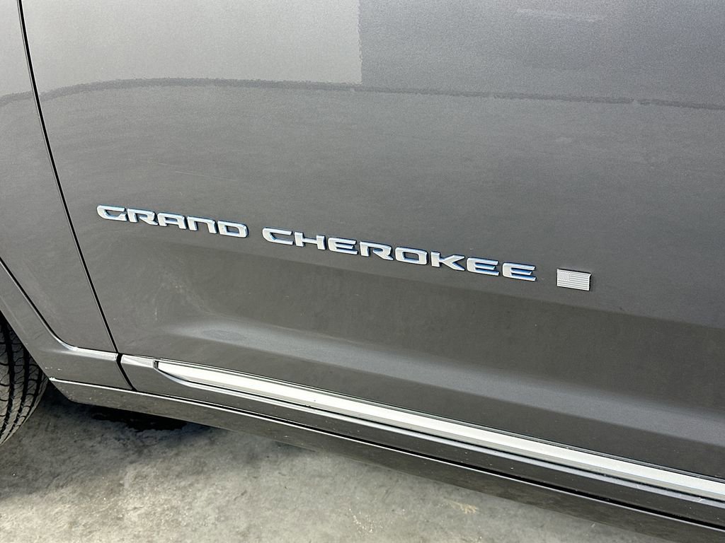Used 2022 Jeep Grand Cherokee Summit AWD/4WD image 29