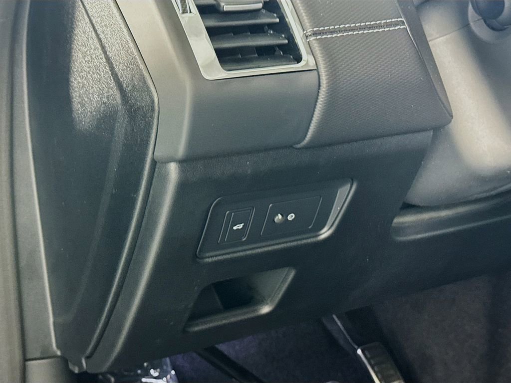 New 2025 Land Rover Discovery Dynamic SE image 10