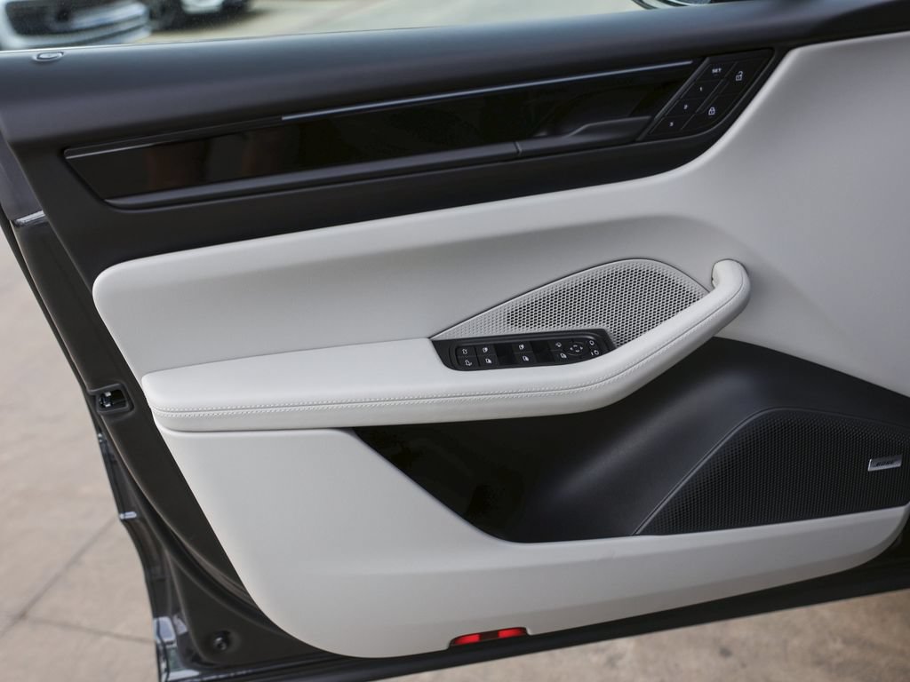 New 2026 Porsche Macan Electric RWD image 27