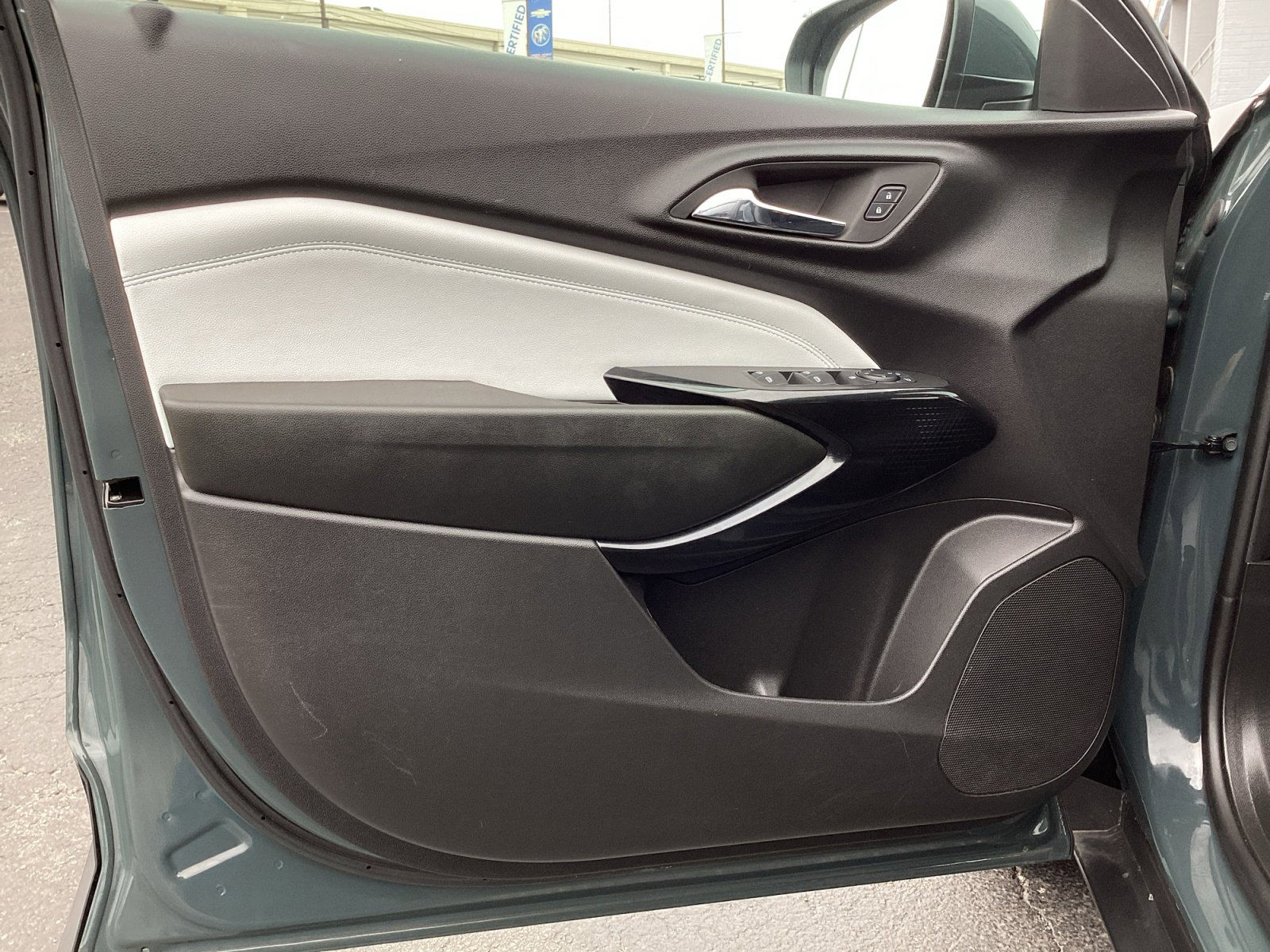 Used 2025 Chevrolet Trax LT FWD image 29