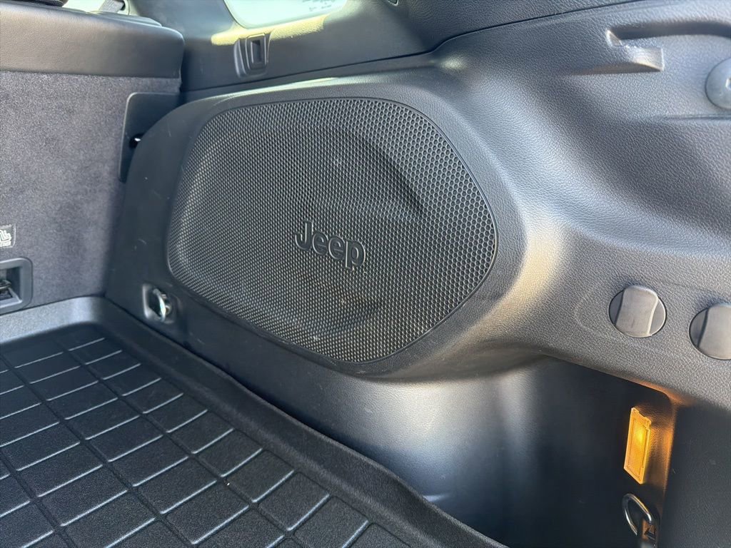 Used 2020 Jeep Cherokee Limited image 18