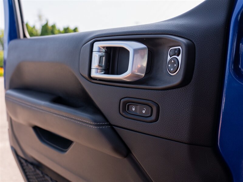 Used 2018 Jeep Wrangler Unlimited Sahara w/ Dual Top Group AWD/4WD image 14