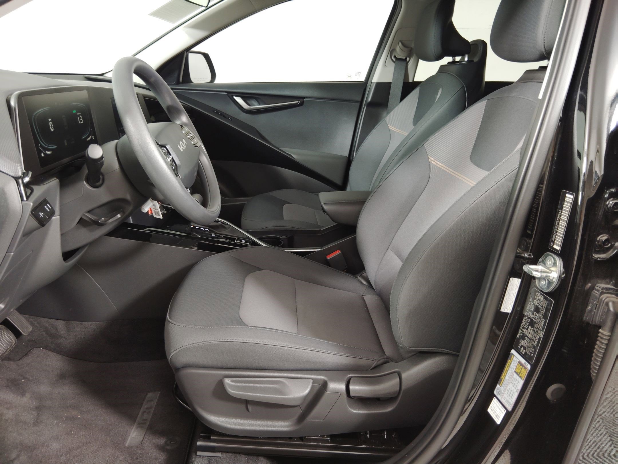 Used 2023 Kia Niro LX image 5