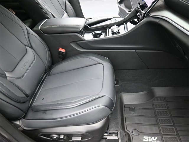 Used 2025 Jeep Grand Cherokee L Limited w/ Black Appearance Package image 29