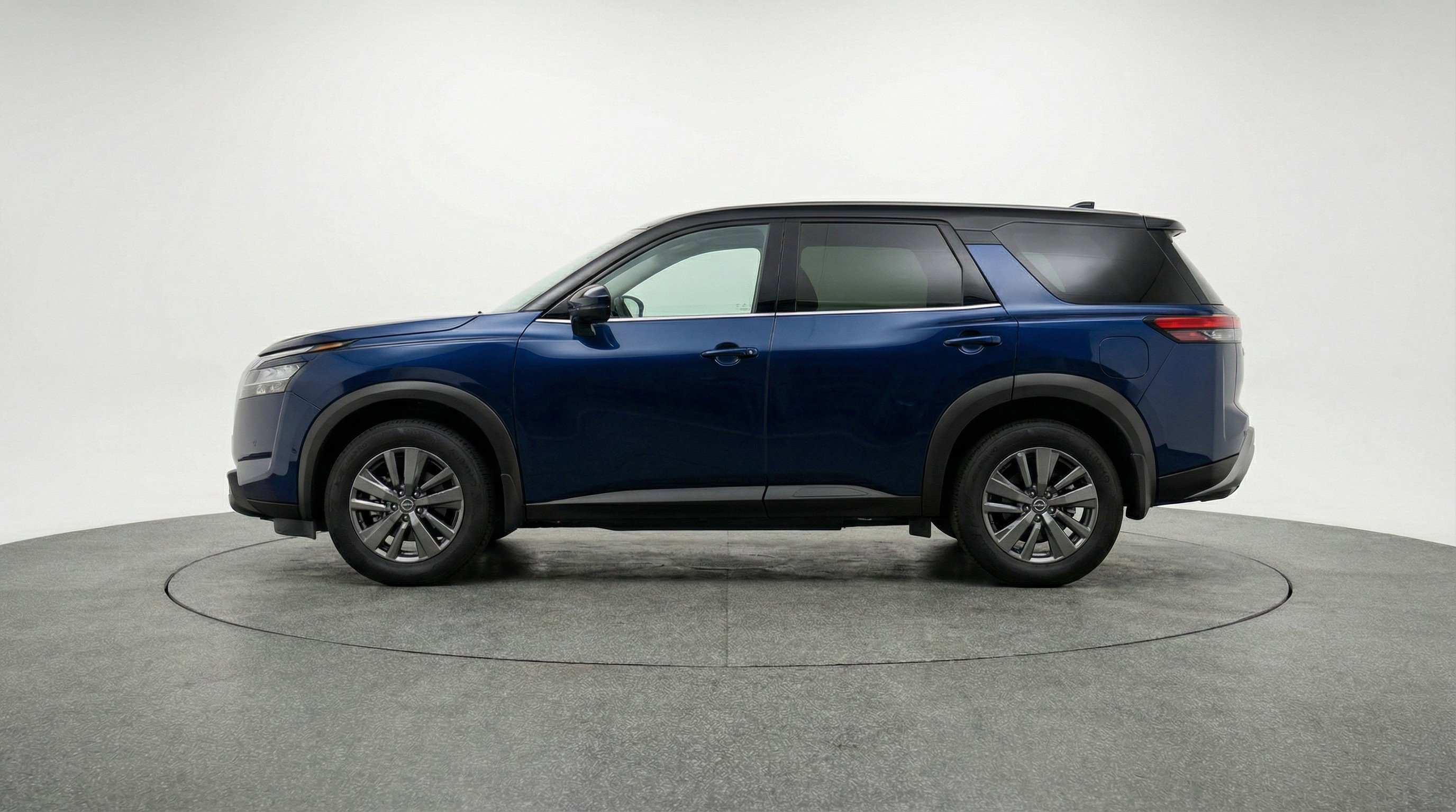 Used 2025 Nissan Pathfinder SV image 5