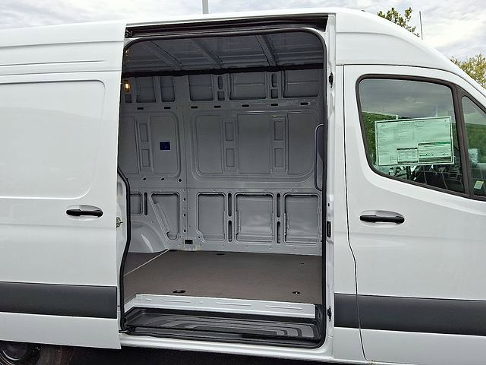 Used 2025 Mercedes-Benz Sprinter 2500 image 8